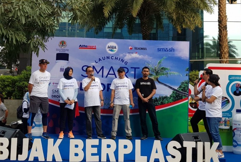 Dengan didukung Kementerian Lingkungan Hidup dan Kehutanan (KLHK), Danone-AQUA, Alfamart, Telkomsel dan Smash meluncurkan Smart Drop Box (SDB) di Car Free Day (CFD) Jakarta, Senin (14/5). 