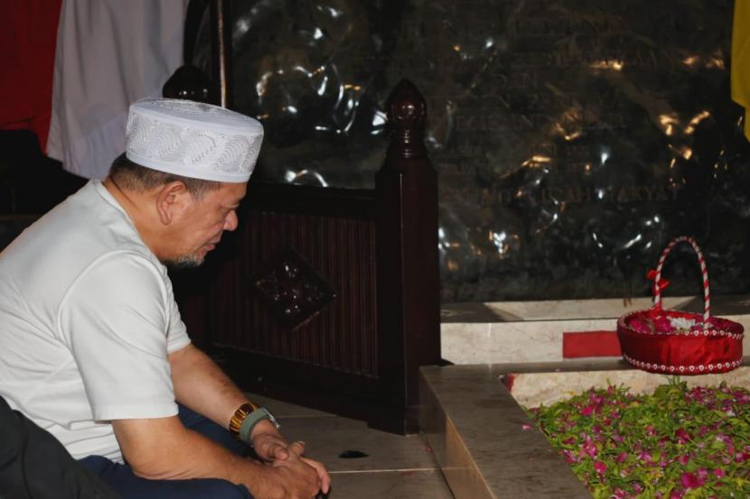 Dengan ditemani dua senator, Ketua DPD RI, AA LaNyalla Mahmud Mattalitti, berziarah ke makam Presiden pertama Republik Indonesia, Soekarno, di Kota Blitar, Jawa Timur, Selasa (8/6). 