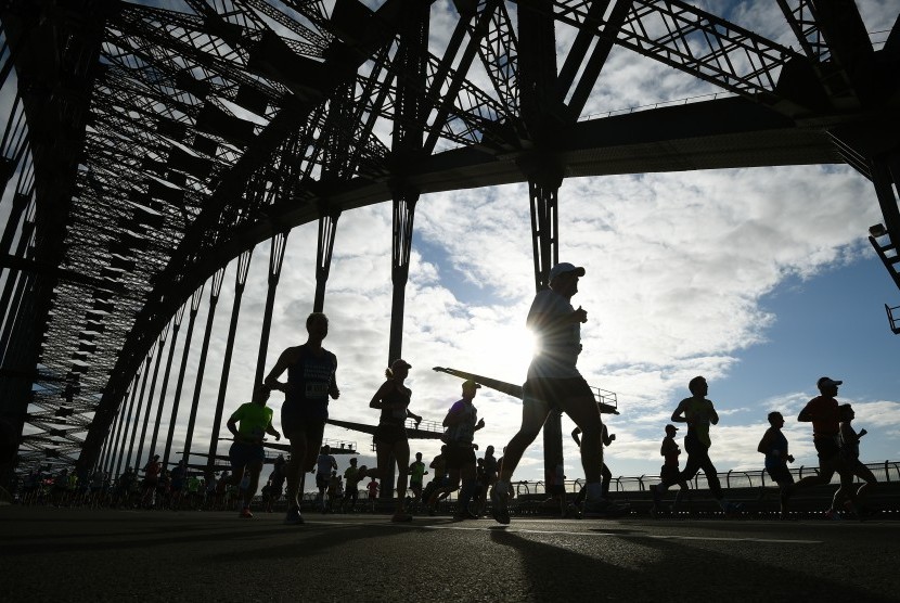 Dengan gim Next Door Land Anda bisa merasakan berjalan-jalan di sejumlah bagian Indonesia dan Australia secara virtual. Seperti misalnya berjalan di Jembatan Sydney yang populer.