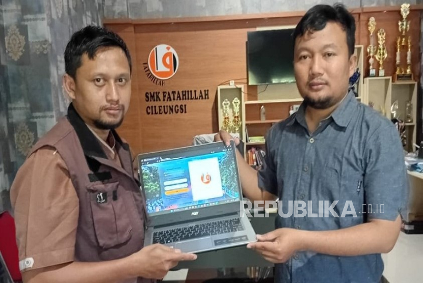 Dengan komitmen memperkuat pengabdian kepada masyarakat berbasis teknologi, UNM menyerahkan aplikasi inventori barang ke SMK Fatahillah, Cileungsi, Kabupaten Bogor. 