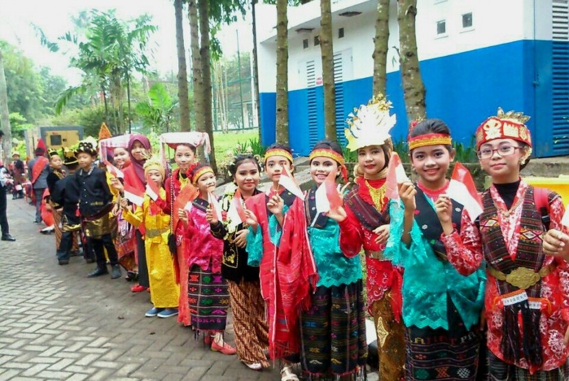Dengan mengenakan pakaian adat, ratusan siswa SD di Medan menjadi penerima tamu di pesta Bobby-Kahiyang, Ahad (26/11). 