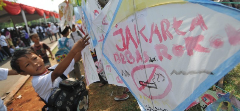 Dengan menggambar tong dan layang-layang, para anak serentak menyampaikan pesan kepada masyarakat Indonesia untuk menghentikan aktivitas merokok di tempat umum. (Republika/Aditya)