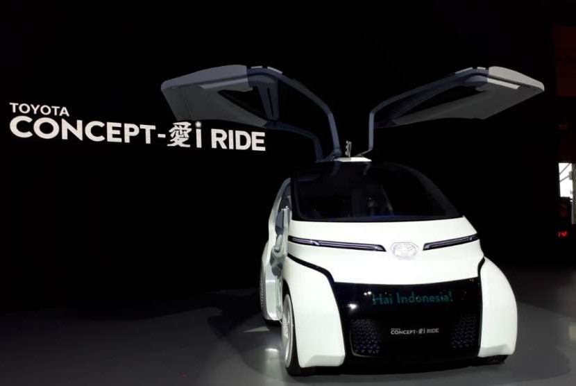 Dengan mengusung tema Empowering Mobility, Beyond Possibility Toyota Astra Motor (TAM) memperkenalkan kendaraan masa depan Concept i-Series, dalam pameran GIIAS, di ICE BSD City Tangerang, Kamis (2/8).