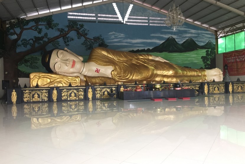 Dengan tinggi 3,75 meter dan panjang 18 meter, patung Budha di vihara Buddha Dharma & 8 Posat di Bogor ini tampak megah.