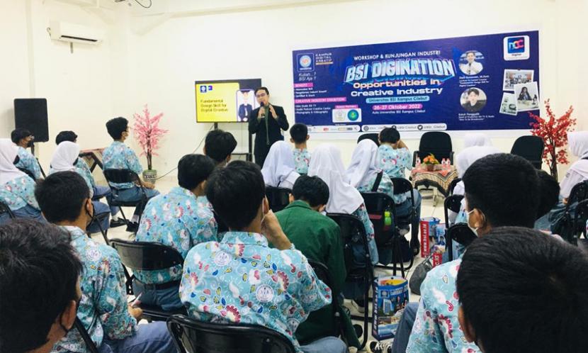 Deni Gunawan sebagai narasumber dalam kegiatan BSI Digination di Universitas BSI kampus Cilebut.