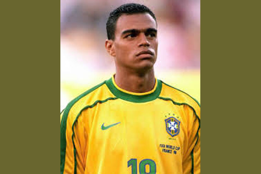 Mantan pemain timnas Brasil, Denilson de Oliveira, yang pernah membela klub Arab Saudi, Al Nassr.