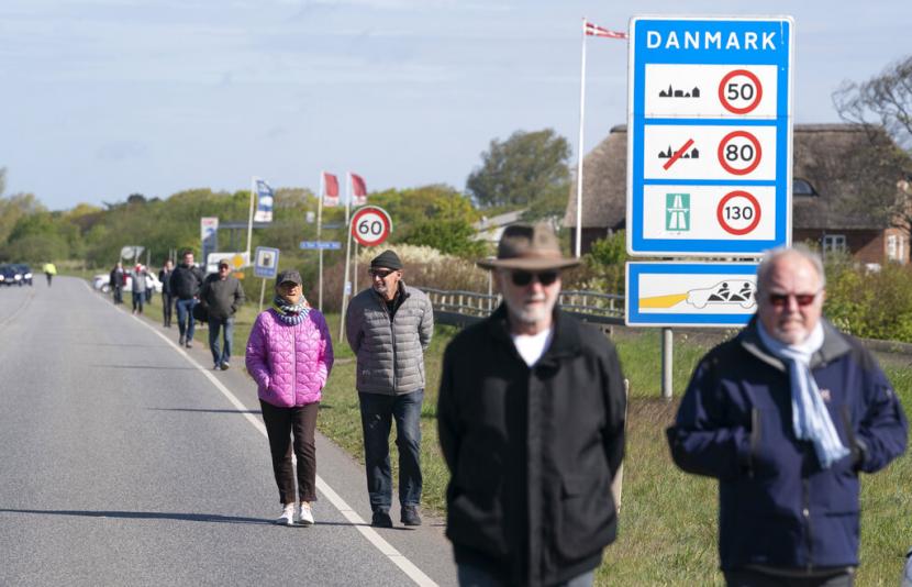 Denmark Izinkan Pasangan Lintas Batas Bertemu. Tampak warga Denmark berkumpul di perbatasan dengan Jerman, pekan lalu, menuntut perbatasan dibuka.