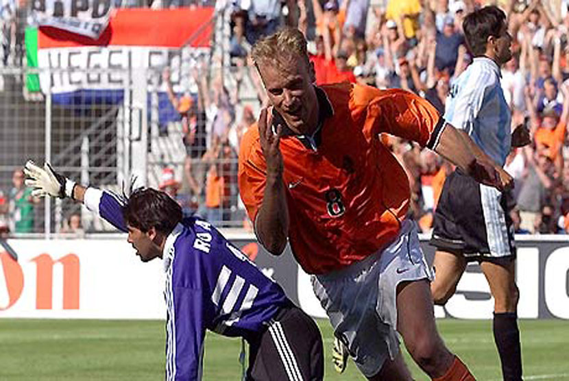 Dennis Bergkamp meluapkan kegembiraan usai menjebol gawang Argentina di Piala Dunia 1998.