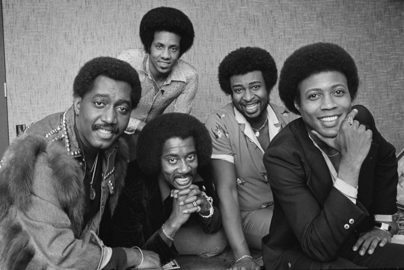 Dennis Edwards (kedua kanan) bersama Grup Temptations.