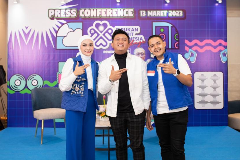 Denny Caknan (baju putih) bersama dengan Putri Zulkifli Hasan (kiri) saat hadir dalam konferensi pers kegiatan Birukan Langit Indonesia Stage (BLIS) yang mengusung tema #BanggaProdukLokal, Senin (13/3/2023)..