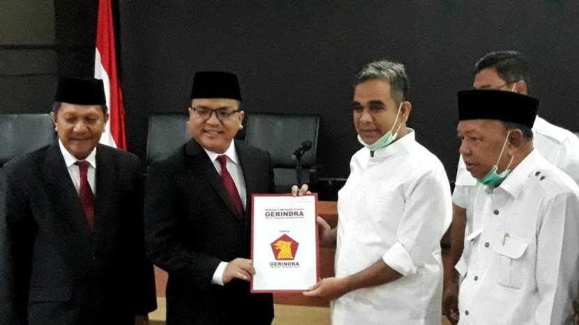 Denny Indrayana-Difriadi Darjat menerima surat rekomendasi dari Partai Gerindra untuk Pilgub Kalimantan Selatan, di kantor DPP Partai Gerindra, Jakarta, Senin (3/8).