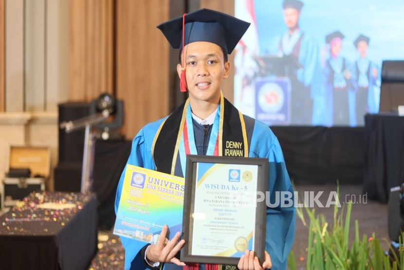 Denny Irawan, lulusan Sistem Informasi Universitas Bina Sarana Informatika (UBSI) kampus Solo.