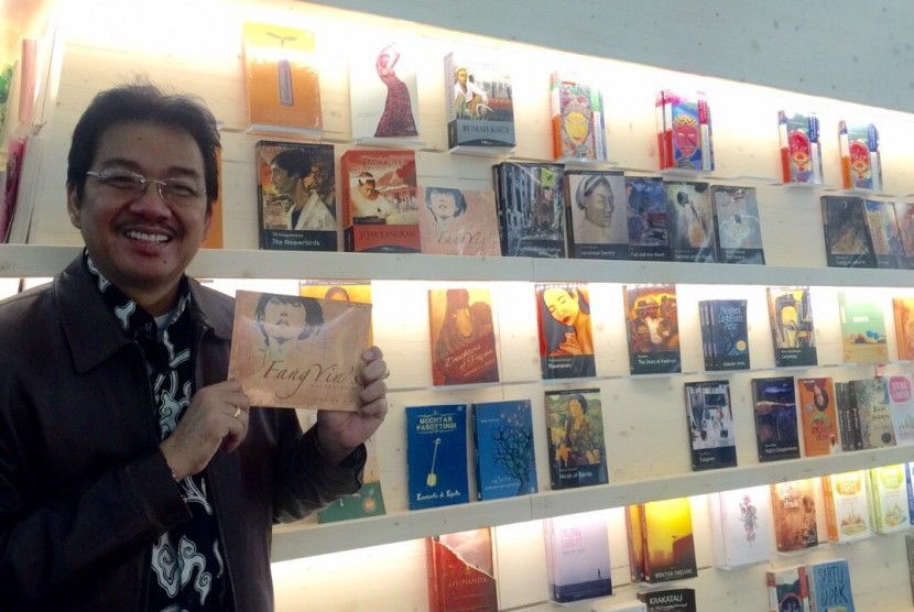 Denny JA bersama karya bukunya di Frankfurt Book Fair 2015.