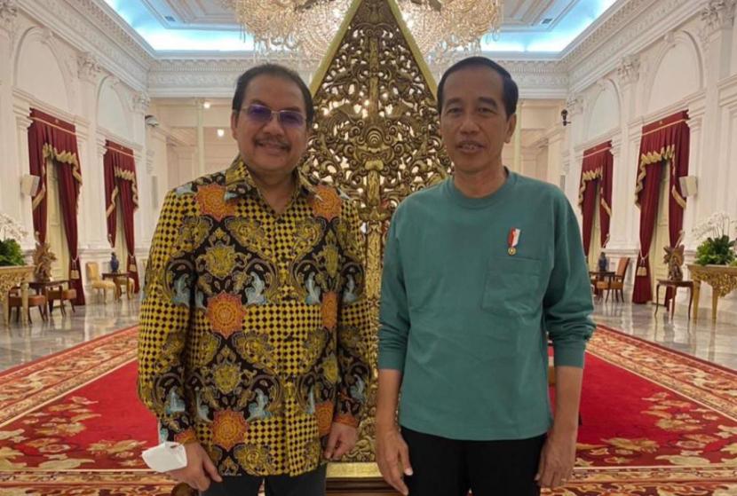 Denny Januar Ali (kiri) bersama Presiden Joko Widodo saat bertemu di Istana pada Juli 2023.