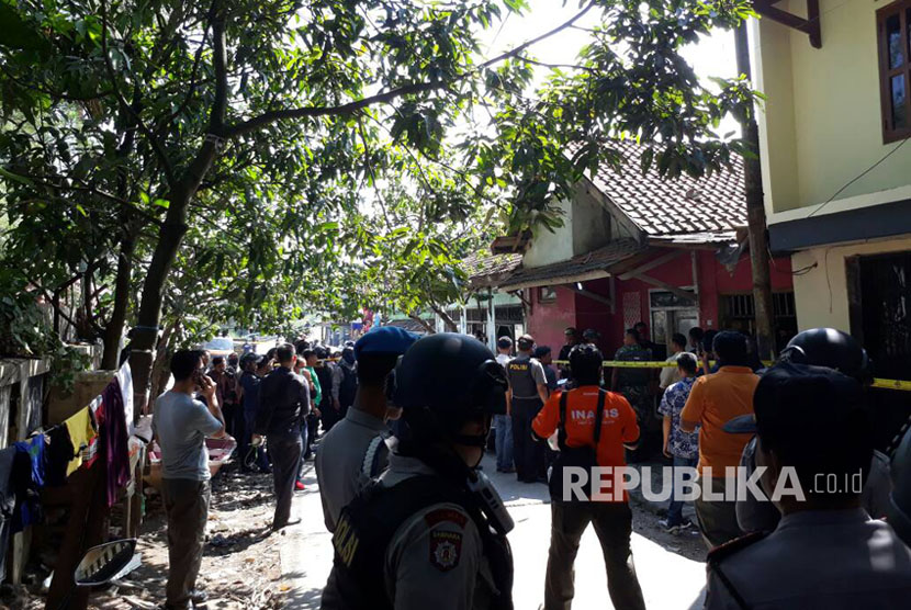 Special Detachment 88 Antiterror together with West Java Police search the house of A who is suspected involved in the suicide bomb attack at Kampung Melayu bus station, Friday (May 26).
