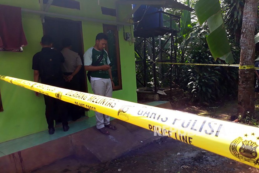 Densus 88 Antiteror Mabes Polri menggeledah sejumlah rumah di Kabupaten Sukabumi usai penangkapan dua terduga teroris.