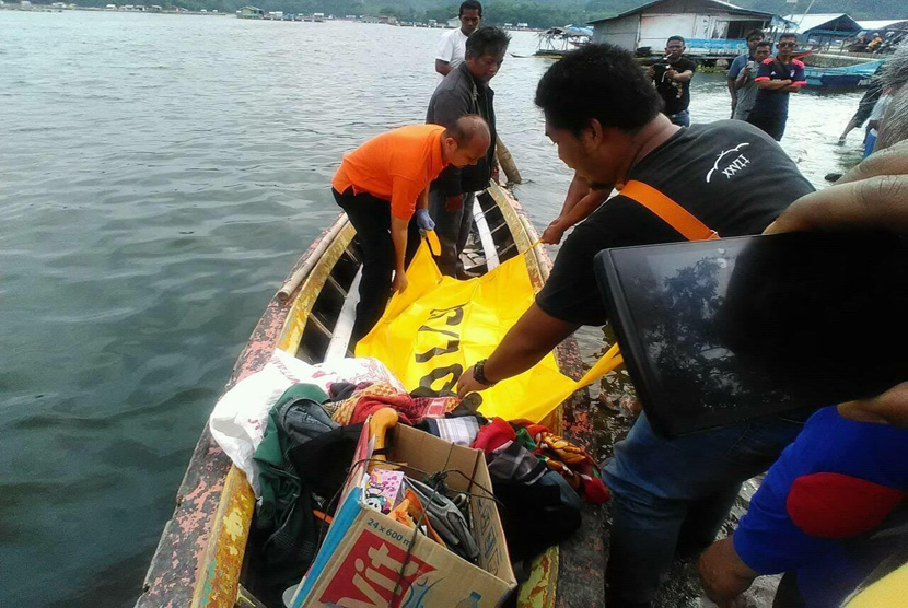 The police evacuated body of suspected terrorist that was shot by the Special Detachment 88 (Densus 88) Anti-terror Unit on Sunday. Two of four men died after the shot and were splashed into Jatiluhur dam.