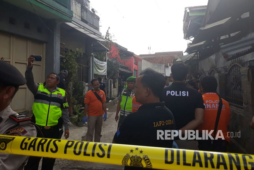 Densus 88 antiteror Polri bersama Polda Jawa Barat, Polres Bandung dan Polsek Margahayu melakukan penggeledahan pada rumah dua lantai yang ditempati terduga teroris berinisial RS di RT 03 RW 04 Jalan Sadang, Kampung Sekeloa Desa Margahayu Tengah, Kabupaten Bandung, Jumat sore (14/7).