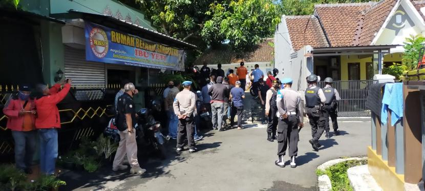 Densus 88 melakukan penggeledahan rumah di sebuah perumahan, Kecamatan Indihiang, Kota Tasikmalaya, Rabu (20/5). 