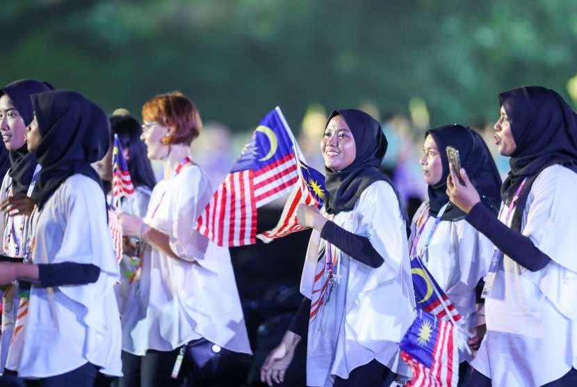 Denvile kontingen Malaysia saat pembukaan Asian Games ke-18 tahun 2018 di Stadion Utama Gelora Bung Karno , Senayan, Jakarta, Sabtu (18/8). 