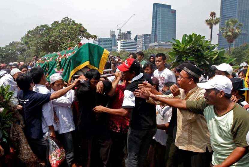 Deny Januar, korban penyerangan antar siswa di Manggarai dimakamkan, Kamis (27/9)