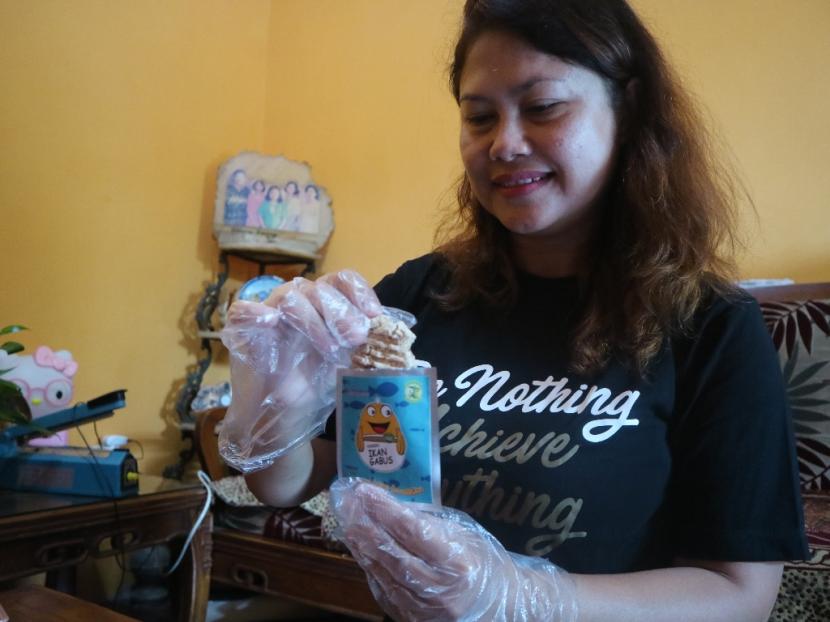 Deny Wijayanti (41), warga Balongsari, Surabaya, membuat camilan cookies berbahan ikan gabus(Republika/Dadang Kurnia)