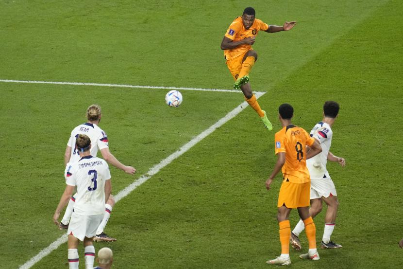Denzel Dumfries dari Belanda, atas, mencetak gol ketiga timnya selama pertandingan sepak bola babak 16 besar Piala Dunia antara Belanda dan Amerika Serikat, di Stadion Internasional Khalifa di Doha, Qatar, Sabtu, 3 Desember 2022. 