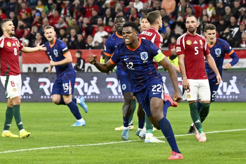 Denzel Dumfries dari Belanda merayakan golnya ke gawang Hungaria dalam pertandingan UEFA Nations League di Puskas Arena, Budapest, Sabtu, 12 Oktober 2024 dini hari WIB. (