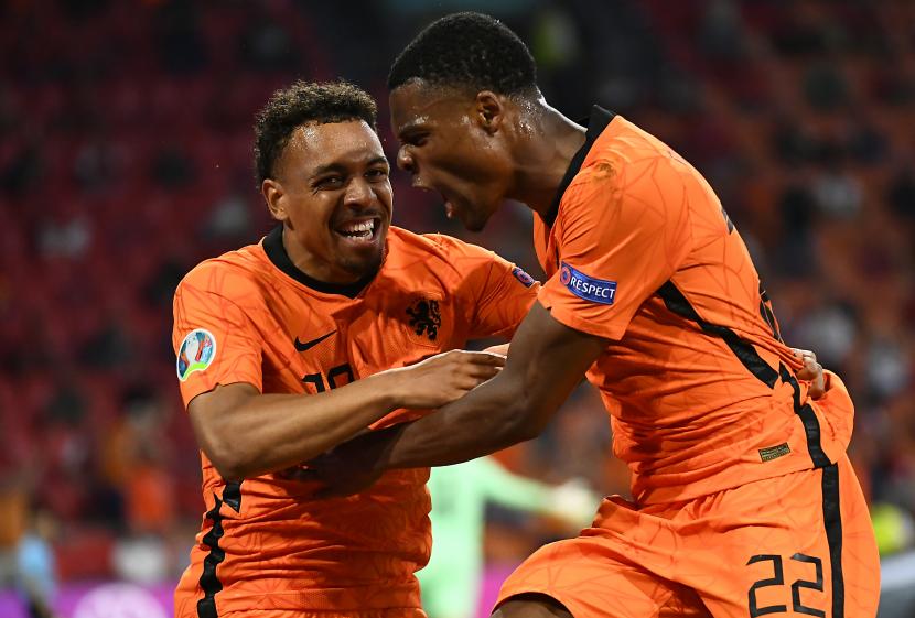 Denzel Dumfries (kanan) dari Belanda merayakan dengan Donyell Malen dari Belanda setelah mencetak gol kedua timnya selama pertandingan sepak bola babak penyisihan grup C UEFA EURO 2020 antara Belanda dan Austria di Amsterdam, Belanda, 17 Juni 2021.