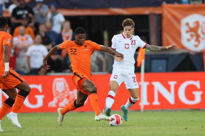 Denzel Dumfries (kiri) pencetak gol Belanda saat bermain imbang 2-2 melawan Polandia dalam laga Grup A4 UEFA Nations League.