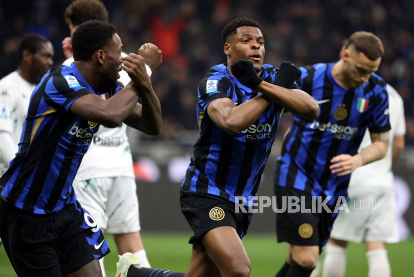 Denzel Dumfries (tengah) dari Inter Milan merayakan golnya ke gawang Empoli dalam pertandingan sepak bola Serie A Italia di Milan, Senin (20/1/2025) dini hari WIB.