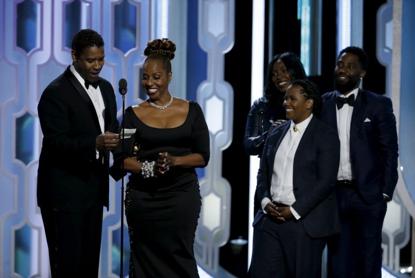 Denzel Washington ditemani keluarganya saat menerima penghargaan seumur hidup di ajang Golden Globe, Ahad waktu AS (10/1).