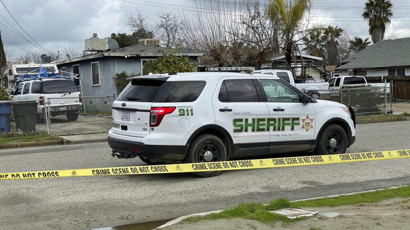  Departemen Sheriff Kabupaten Tulare terus menyelidiki penembakan, Selasa, 17 Januari 2023, di Goshen California, yang menewaskan enam orang sehari sebelumnya. 