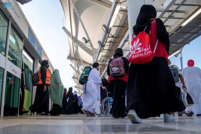 Departemen Urusan Haji dan Transportasi Arab Saudi menyetujui pengoperasian kereta Mashaer selama haji 2022 untuk memastikan pergerakan cepat jamaah haji antara Mina, Arafah, dan Muzdalifah.