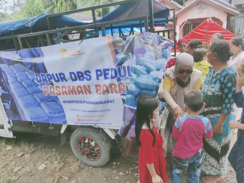 Depok Branded Stoklots menyaurkan bantuan untuk  korban gempa Pasaman Barat, Sumatera Barat, melalui program DBS Peduli.
