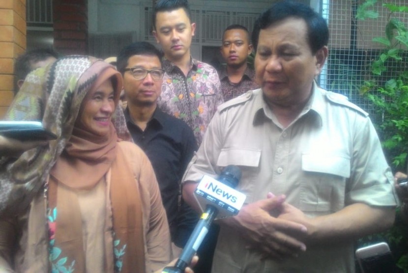 Gerindra Party chief patron Prabowo Subianto (right) and activist Neno Warisman 