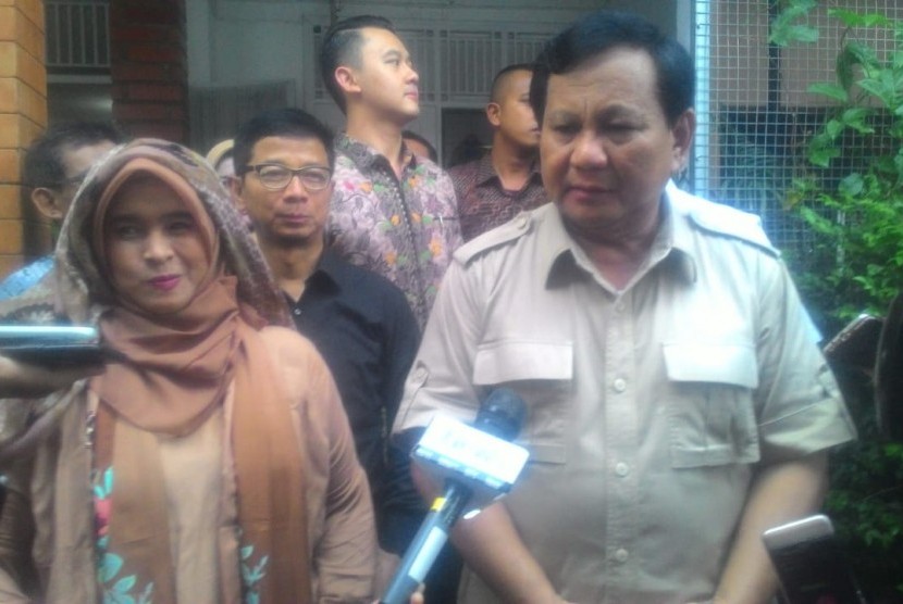 DEPOK--Ketua Umum Partai Gerindra Prabowo Subianto tiba di rumah Neno Warisman di Kompleks Griya Tugu Asri, Cimanggis, Depok, Selasa (31/7).