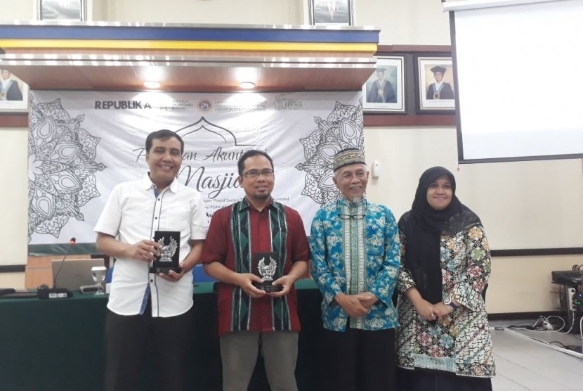 Deprtemen Ekonomi Syariah Universitas Airlangga (Unair) bekerja sama dengan Republika menggelar pelatihan akuntansi bagi para pengurus masjid di Jawa Timur. 