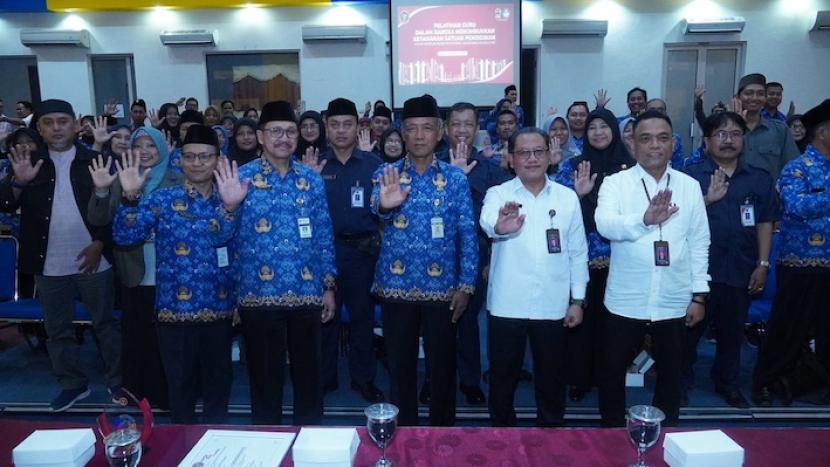 Deputi 1 Bidang Pencegahan, Perlindungan, dan Deradikalisasi BNPT RI Mayjen TNI Roedy Widodo bersama para guru peserta Sekolah Damai di SMA 3 Semarang.