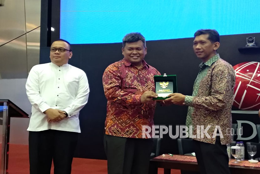 Deputi Badan Amil Zakat Nasional (Baznas) Arifin Purwakananta (tengah), Direksi PT Henan Putihrai Mohamad Yunus (ujung kanan), dan Dewan Syariah Nasional Irfan Syauqi Beik (ujung kiri) meresmikan pembukan 36 gerai zakat saham di sejumlah mall dan perkantoran yang dibuka hingga akhir Ramadhan 2018 di Bursa Efek Indonesia (BEI), Jumat (11/5). 