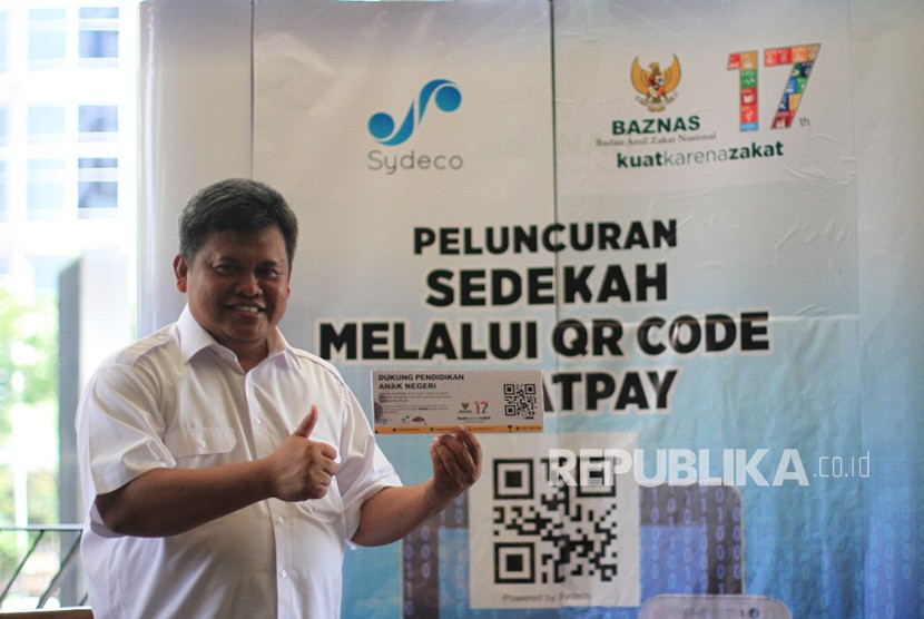 Deputi BAZNAS, Arifin Purwakananta bersama Direktur Operasional PT Sydeco, Albert Downer meluncurkan Sedekah QR Code, di Jakarta, Jumat (22/12).