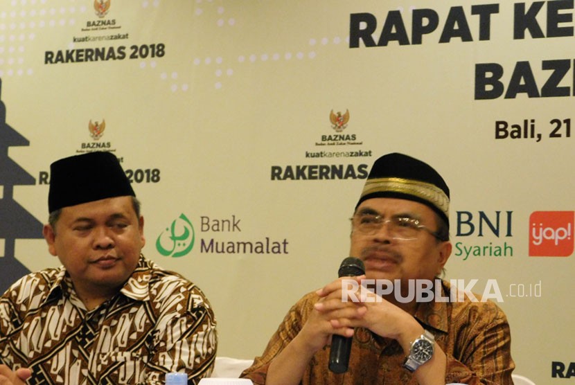 Deputi Baznas Arifin Purwakananta (kiri), Ketua Baznas Prof Bambang Sudibyo (kanan) saat konferensi pers Rakernas Baznas 2018 di  di Grand Inna Bali Beach Hotel, Denpasar, Provinsi Bali. Rabu (21/3). 