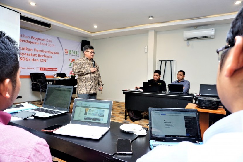 Deputi Baznas Pusat, Arifin  Purwakananta  menjadi narasumber Pelatihan Program dan Pemberdayaan BMH 2019.