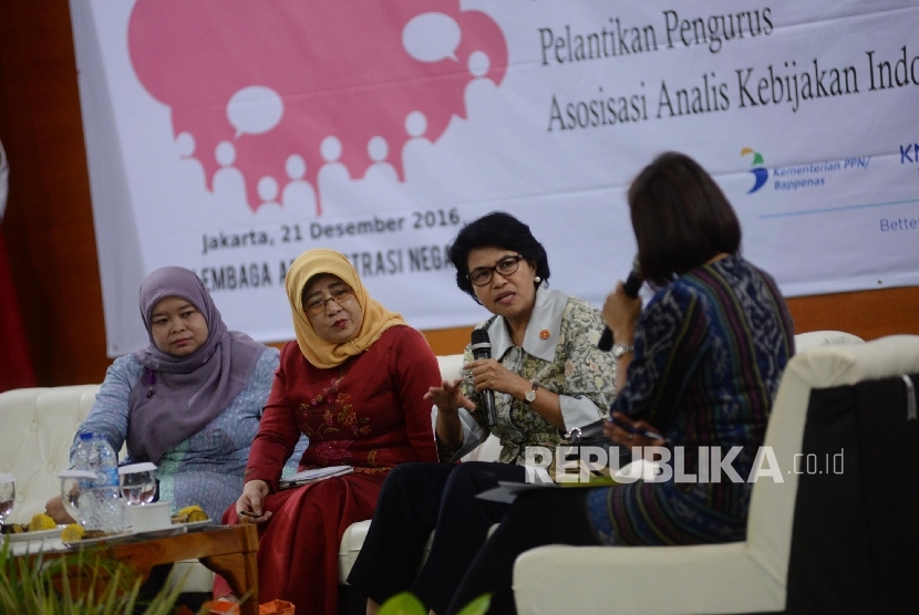 Deputi Bidang Dukungan Kebijakan Pemerintahan Sekretariat Wakil Presiden RI Dewi Fortuna Anwar (kedua kanan), dalam diskusi bertema Peran Perempuan dalam Peran Perempuan dalam Kebijakan Publik di Indonesia 