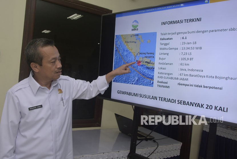 Deputi Bidang Geofisika Badan Metereologi Klimatologi dan Geofisika (BMKG) Muhamad Sadly memberi penjelasan terkait gempa bumi yang terjadi di Provinsi Banten saat jumpa pers di Kuta, Bali, Selasa (23/1).