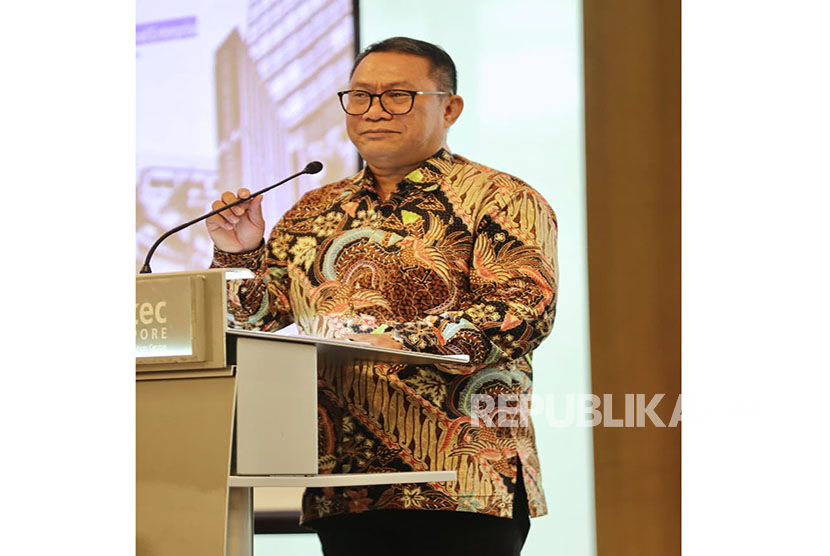 Deputi Bidang Investasi dan Pengusahaan BP Batam, Fary Francis memberikan paparan mengenai perkembangan investasi di Batam yang berlangsung di Suntec Singapore Convention adan Exhibition Centre, Selasa (18/11/2025).
