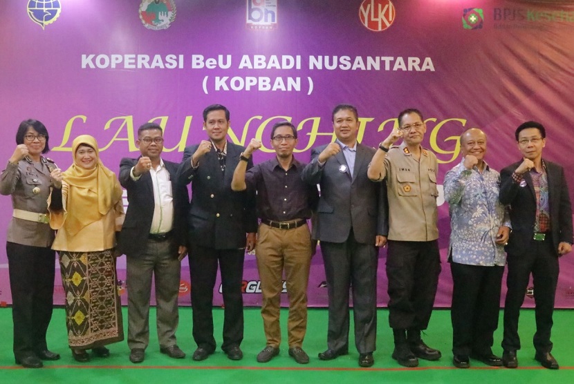 Deputi Bidang Kelembagaan Kementerian Koperasi dan UKM Luhur Pradjarto meresmikan launching aplikasi “BeUJEK dan Unit Simpan Pinjam” Koperasi Beu Abdi Nusantara (Kopban) yang dihadiri Ketua Kopban Eka Maulana. Jakarta, Sabtu (05/10)