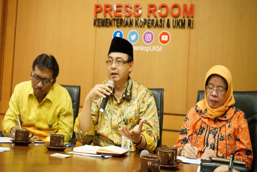 Deputi Bidang Kelembagaan Kementerian Koperasi dan UKM Prof Rulli Indrawan berbicara kepada media