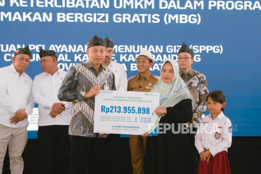 Deputi Bidang Kepesertaan Program Khusus dan Keagenan BPJS Ketenagakerjaan, Ady Hendrata menyerahkan manfaat jaminan sosial ketenagakerjaan kepada 3 ahli waris pengusaha UMKM 