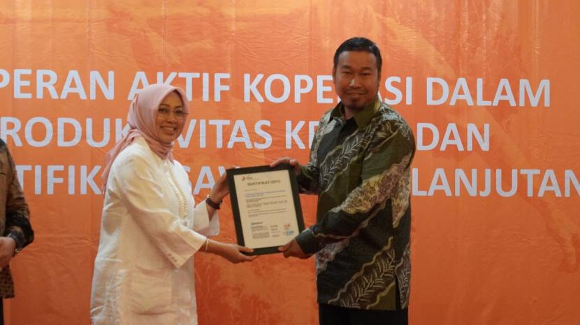 Deputi Bidang Pangan dan Agribisnis Kementerian Koordinator Perekonomian, Musdhalifah Machmud menyerahkan sertifikat Indonesian Sustainable Palm Oil (ISPO) kepada Koperasi Perkebunan Persada Engkersik Lestari.